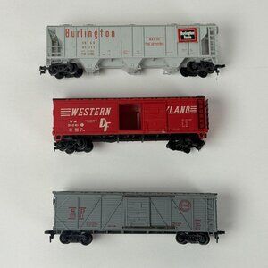 Three Vintage HO Scale Model Train Cars Burlington Western Maryland SP Line Toy